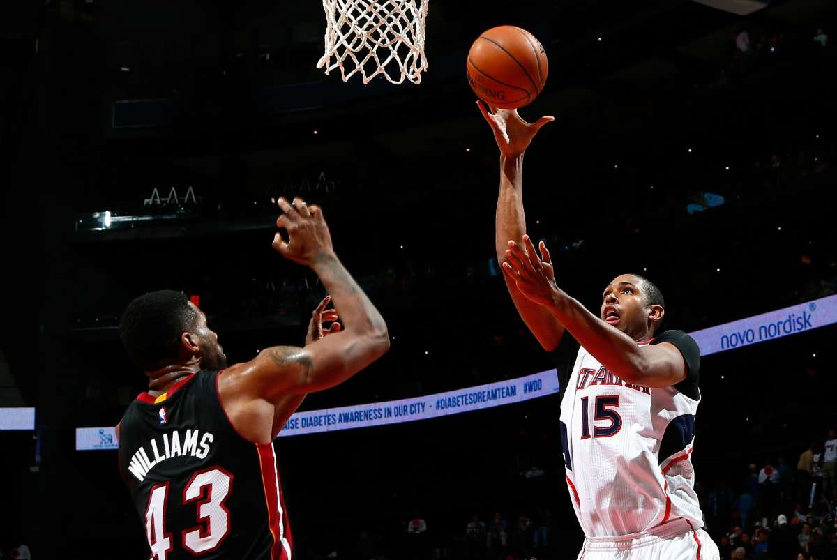 Al Horford (d.) fue el m&aacute;ximo anotador de los Hawks para su victoria ante Miami Heat. Foto: AFP