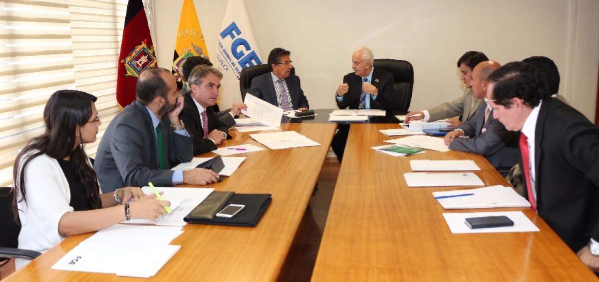 Los fiscales generales de Colombia y de Ecuador, N&eacute;stor Mart&iacute;nez y Galo Chiriboga, y las delegaciones de ambos pa&iacute;ses, se reunieron ayer en Quito. 
