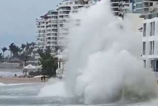 El malecón de Salinas fue una de las zonas afectadas por los oleajes. 