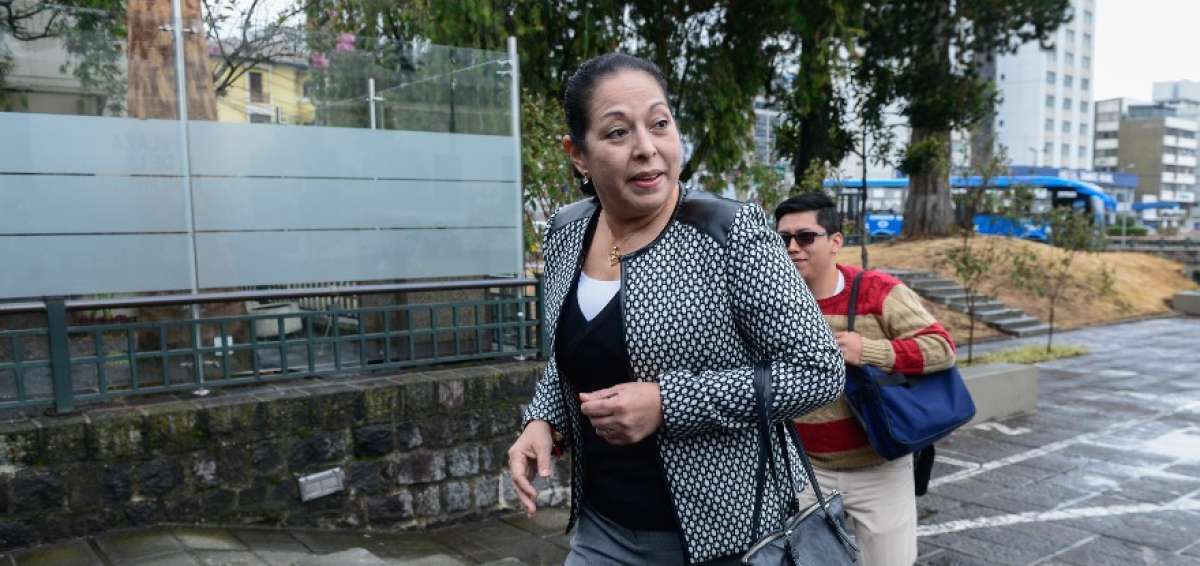 A su ingreso a la Fiscal&iacute;a, Patricia Ochoa, viuda de Gabela, manifest&oacute; su complacencia por la decisi&oacute;n presidencial.