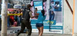 Una mujer lleg&oacute; a la escena del crimen y pas&oacute; el cerco policial para acercarse al cuerpo que estaba bajo un pl&aacute;stico negro.