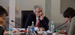 Fernando Bustamante (c) sigui&oacute; esta semana asistiendo a la Asamblea para presidir la Comisi&oacute;n de Relaciones Internacionales. 