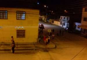 En Nuevos Horizontes la gente sali&oacute; a las calles asustadas por el sismo. Foto: Luis Freire