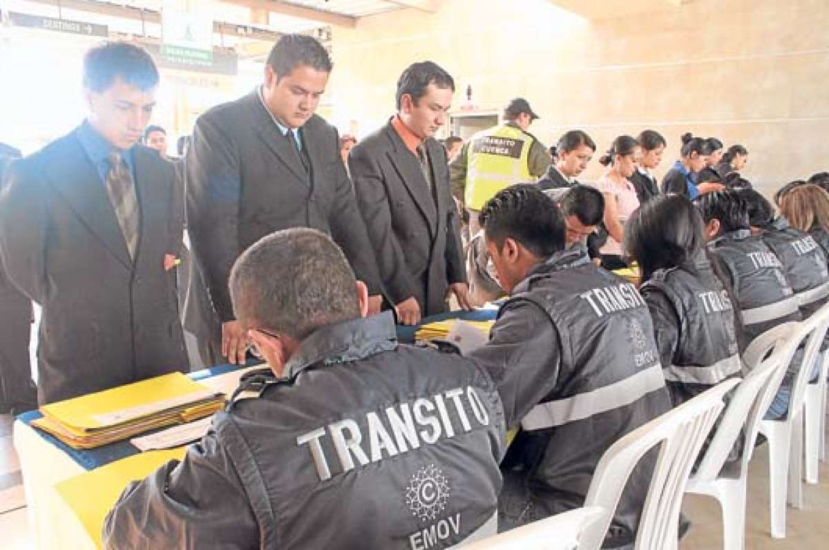 La EMOV EP lanz&oacute; en d&iacute;as pasados la convocatoria para escoger a los nuevos agentes civiles de tr&aacute;nsito. Se trata del tercer llamado de la entidad. Foto: Diana Vera.