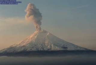 Reportan emisión de material volcánico del Cotopaxi
