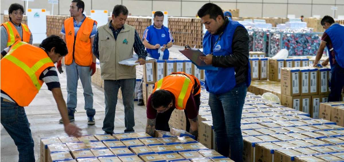 En Cemexpo, empleados de Montgar arman paquetes electorales en presencia de personal del CNE y militares.