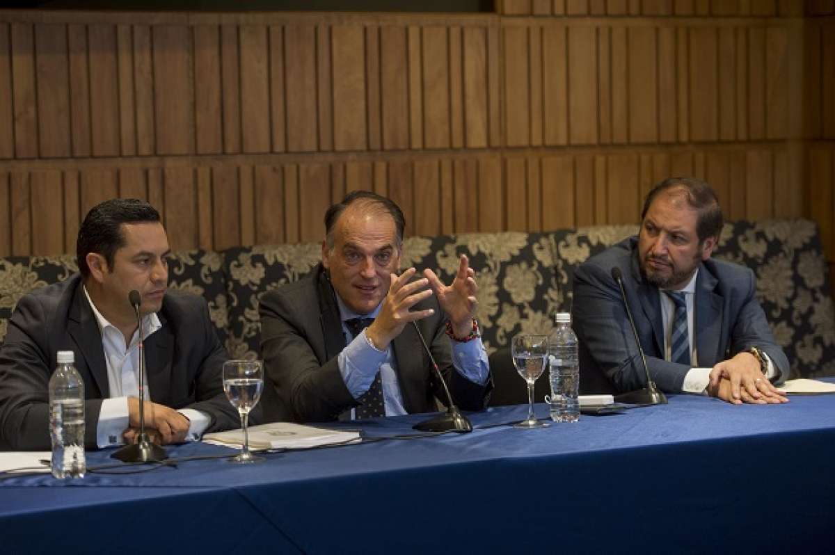 Galo C&aacute;rdenas, (izq.), Javier Tebas y Walter Zuleta hablaron ayer sobre los beneficios que obtienen los clubes cuando son regulados por ligas profesionales. Foto: Fernando Sandoval