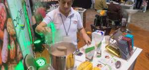 La feria presenta a grandes, medianos y peque&ntilde;os negocios que promocionan el producto.
