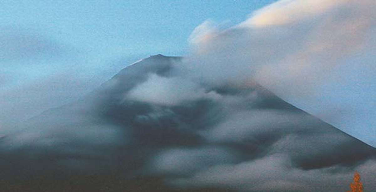 La espesa nubosidad que rodea el cr&aacute;ter del Tungurahua, dificulta el monitoreo visual de los vig&iacute;as. Roberto Ch&aacute;vez / El Tel&eacute;grafo