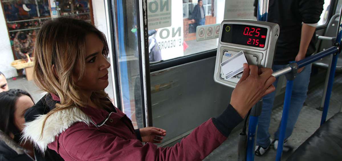 Desde ayer solo se usa la tarjeta electr&oacute;nica en el servicio de transporte urbano de Cuenca y se vendieron m&aacute;s de 220 mil.