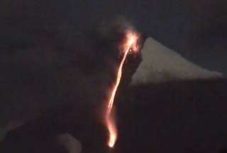 El Volcán Sangay registra caída de lava y emisión de ceniza desde sus calderas.