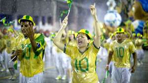La escuela de samba del grupo especial Leandro de Itaquera hizo su presentaci&oacute;n en el desfile de carnaval con alusiones al Mundial. Foto: EFE