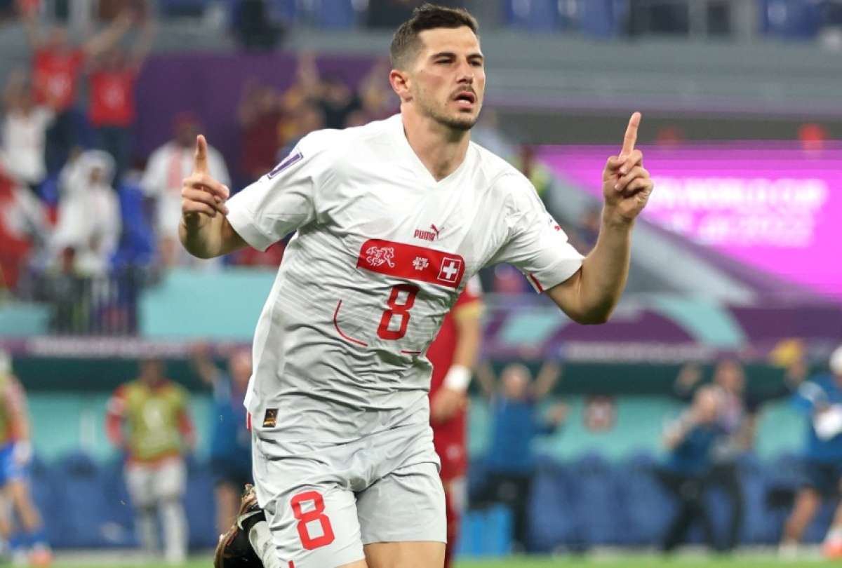 Remo Freuler festeja el tercer tanto suizo en la victoria sobre Serbia.