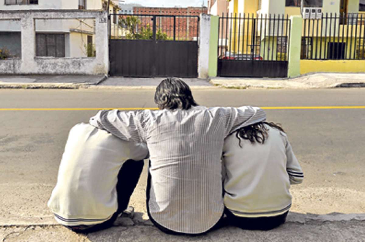 Cuando la esposa o conviviente decide irse, la pareja trata de reorganizar su vida para criar a los hijos. Foto: Roberto Ch&aacute;vez / El Tel&eacute;grafo