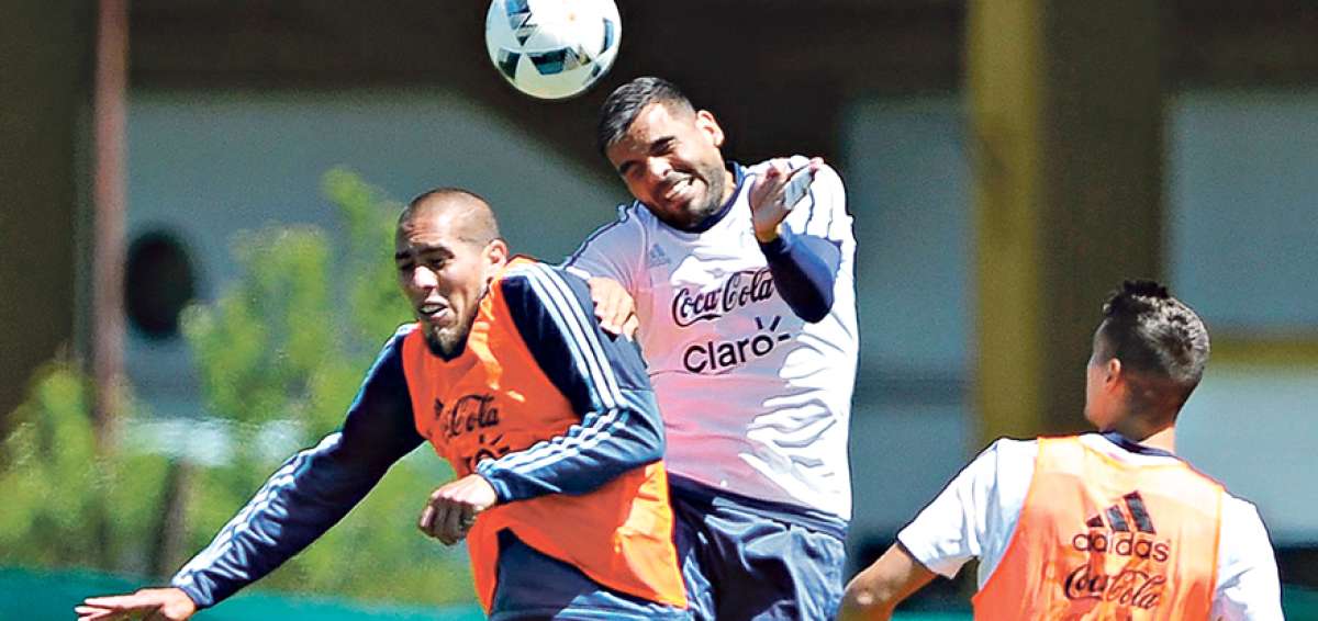 Gabriel Mercado (centro) ser&aacute; el lateral derecho de la &lsquo;Albiceleste&rsquo; en el partido de hoy contra Paraguay.     