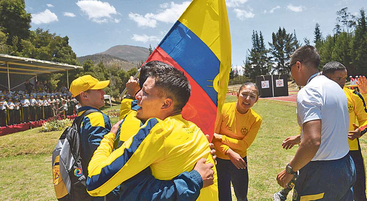 Cinco cadetes ecuatorianos y un entrenador se felicitan con abrazos luego de la destacada actuaci&oacute;n en la pista de obst&aacute;culos. Foto: Santiago Aguirre / El Tel&eacute;grafo.