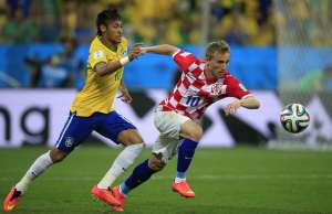 Luka Modric (d.) sali&oacute; con un golpe en el pie derecho del partido entre Croacia y Brasil. Foto: AFP