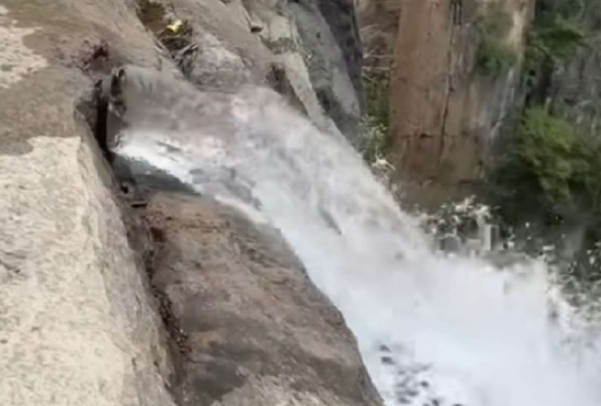 La caída de agua de 314 metros tenía una tubería conectada.