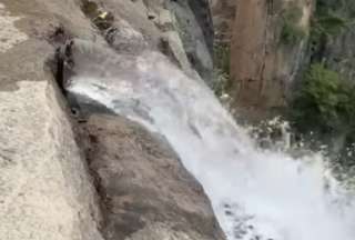 La caída de agua de 314 metros tenía una tubería conectada.