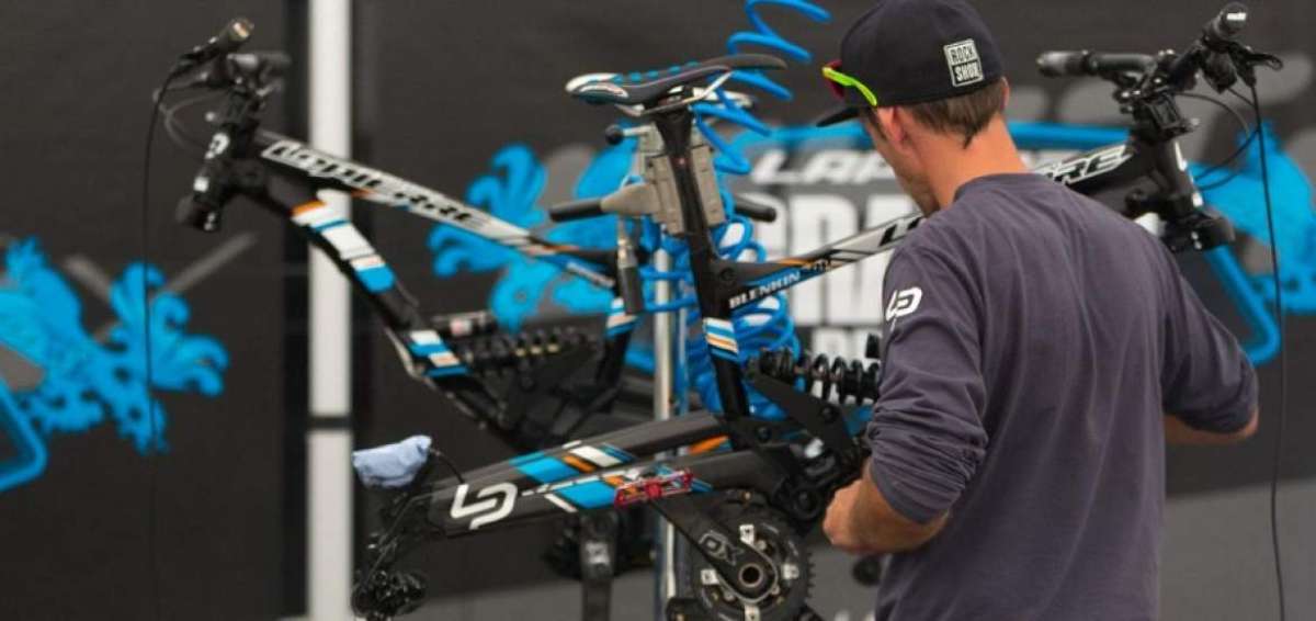 Tres controladores de la UCI pasaron un esc&aacute;ner l&aacute;ser a los cuadros y a las ruedas de los equipos.