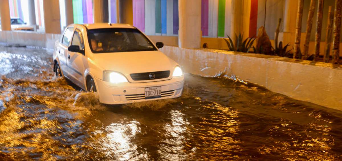 El paso a desnivel de las avenidas 12 de Octubre y Patria fue uno de los sectores de la ciudad afectados por las inundaciones del viernes de la semana pasada.