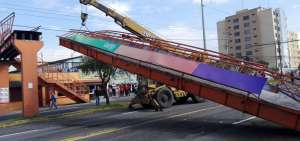 La interrupci&oacute;n del tr&aacute;nsito por un tramo de la av. Galo Plaza Lasso complic&oacute; la circulaci&oacute;n en el norte de Quito durante las primeras horas de hoy.