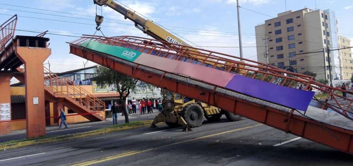 La interrupci&oacute;n del tr&aacute;nsito por un tramo de la av. Galo Plaza Lasso complic&oacute; la circulaci&oacute;n en el norte de Quito durante las primeras horas de hoy.