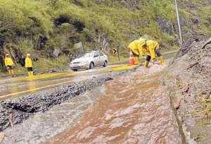 La carretera Ba&ntilde;os-Puyo qued&oacute; interrumpida en dos puntos debido a los deslizamientos de tierra. Foto: Roberto Ch&aacute;vez/ El Tel&eacute;grafo