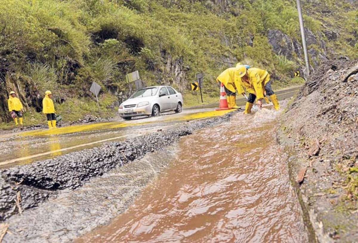La carretera Ba&ntilde;os-Puyo qued&oacute; interrumpida en dos puntos debido a los deslizamientos de tierra. Foto: Roberto Ch&aacute;vez/ El Tel&eacute;grafo