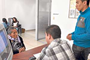 Estudiantes del &uacute;ltimo a&ntilde;o de la carrera de Derecho llevan los juicios con supervisi&oacute;n de profesores asignados. Foto: Daniel Molineros / El Tel&eacute;grafo