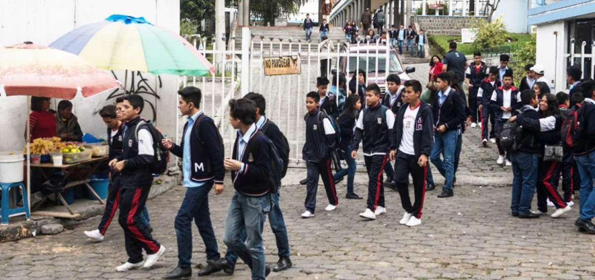 Los estudiantes del colegio Mont&uacute;far cumplieron con su jornada de clases. No obstante, todav&iacute;a permanecen controles por parte de la Polic&iacute;a.
