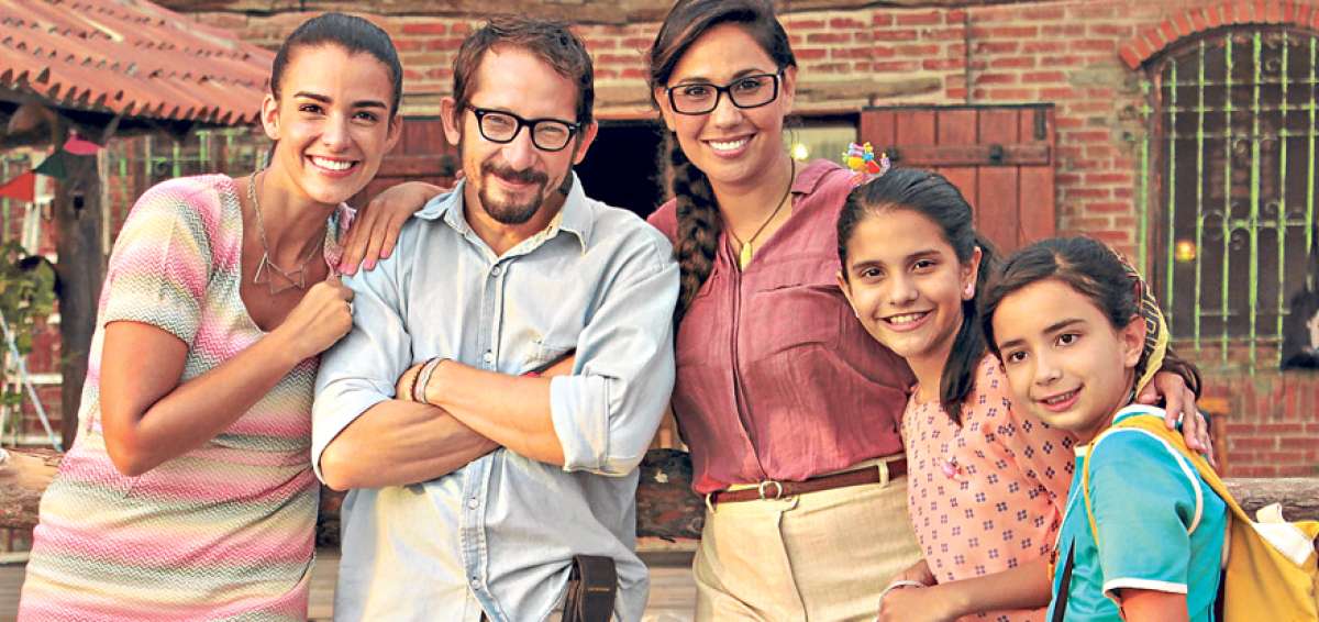 Giovanna Andrade (I), Alejandro Fajardo, Maluli Valdiviezo, Cielo Mendoza y Rafaella Arias forman parte del elenco de la pel&iacute;cula Instant&aacute;nea.. 