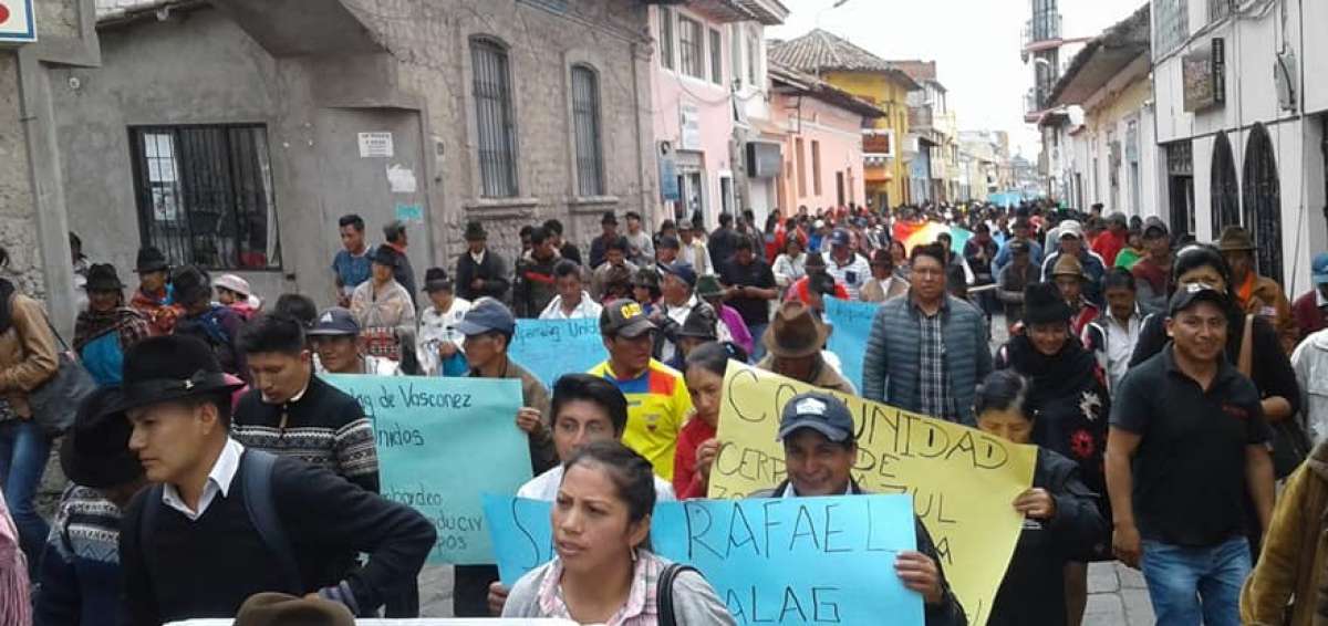 Protesta en Latacunga en rechazo al bombardeo de nubes que provoca escasez de agua.