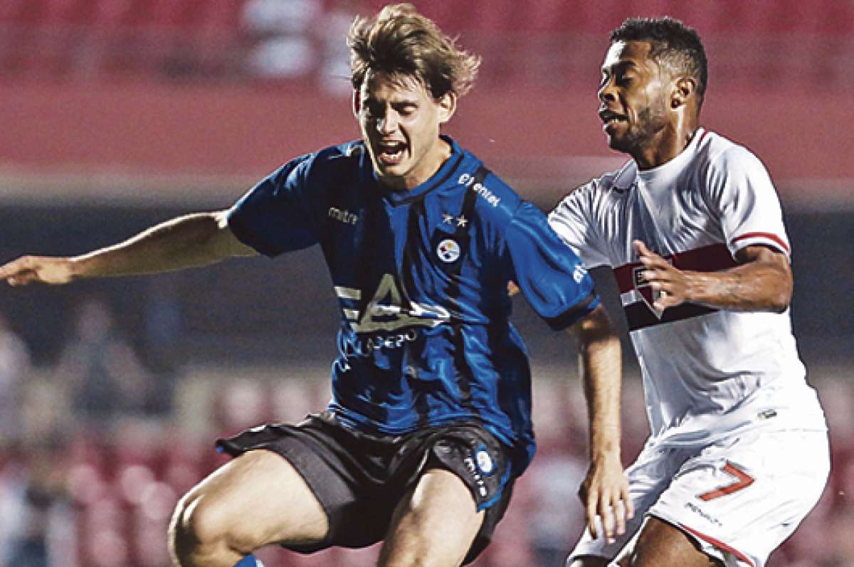 Michel Bastos (der.), de Sao Paulo, marca de cerca a Omar Merlo, de Huachipato, durante el partido que jugaron el martes pasado en Brasil. Foto: AFP.