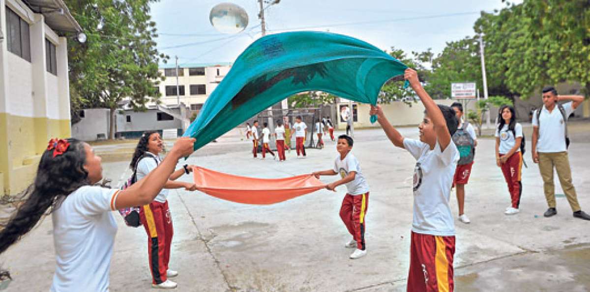 Quienes lleguen primero a la cancha la ganar&aacute;n. Por lo general son los alumnos del bachillerato. Fotos: Jhonny Tigua / Colegio 5 de Junio