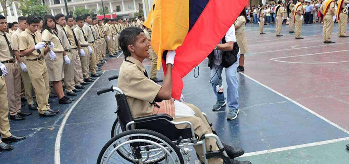 Roberto Su&aacute;rez, estudiante del Vicente Rocafuerte, se sobrepuso a un balazo. Ayer acudi&oacute; a la ceremonia.
