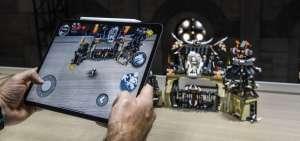Un asistente utiliza un nuevo iPad Pro durante un evento de lanzamiento de Apple, en Nueva York.