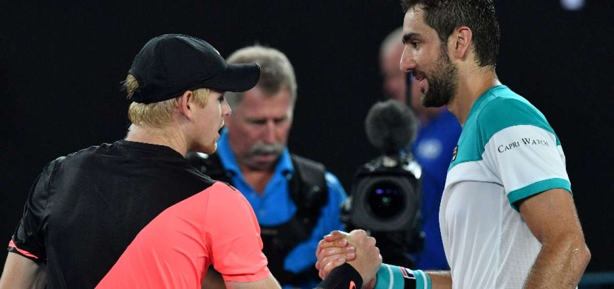 El crotata Marin Cilic (derecha) felicita al britanico Kyle Edmund luego de la semifinal 