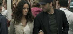 La actriz Adri Arjona (izq), junto a &Oacute;scar Isaac en una de las escenas de la pel&iacute;cula de acci&oacute;n que se rod&oacute; en Soacha, Colombia.  