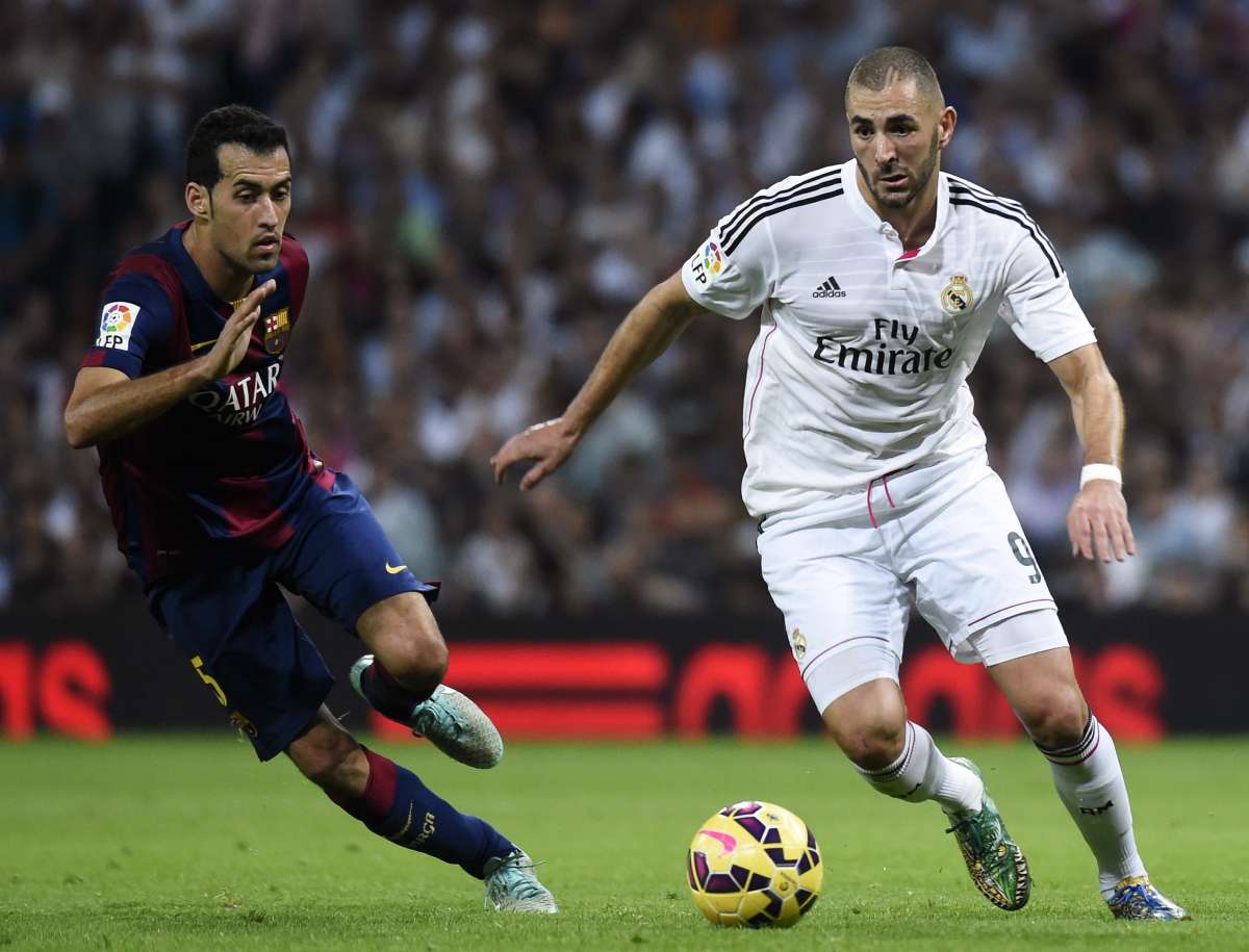 Karim Benzema (d.) es marcado por Sergio Busquets, quien ha tenido un baj&oacute;n futbol&iacute;stico en este inicio de temporada. Foto: AFP