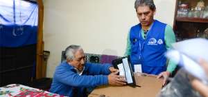Esta es la segunda vez que Luis Panchi sufraga dentro del programa implementado por el CNE, ya que por su enfermedad no puede salir de su hogar.