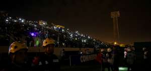 El partido empez&oacute; con 45 minutos de retraso por fallas en la iluminaci&oacute;n. Los asistentes utilizaron las linternas de sus celulares durante la espera.