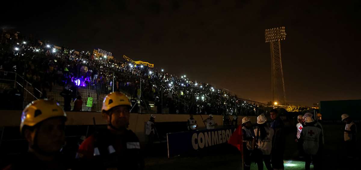 El partido empez&oacute; con 45 minutos de retraso por fallas en la iluminaci&oacute;n. Los asistentes utilizaron las linternas de sus celulares durante la espera.
