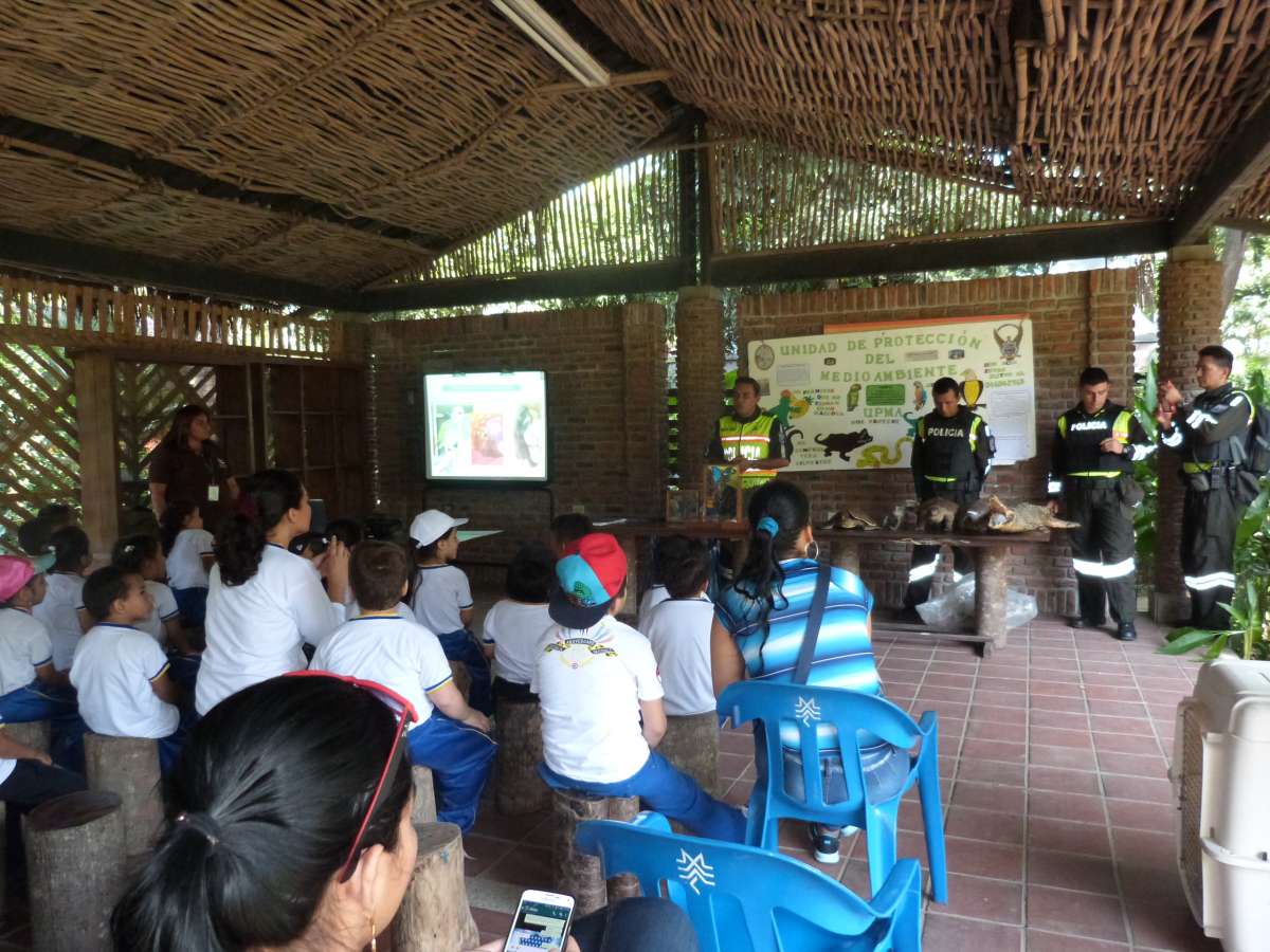 Estudiantes aprenden sobre cuidados de la vida silvestre