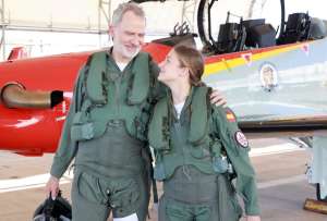 El rey espa&ntilde;ol Felipe VI y la princesa Leonor vuelan juntos en dos aviones militares