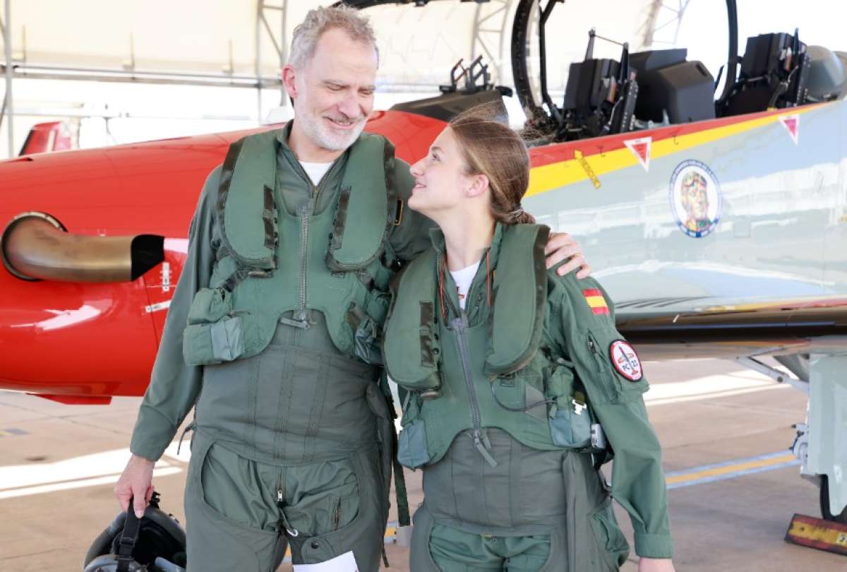 El rey espa&ntilde;ol Felipe VI y la princesa Leonor vuelan juntos en dos aviones militares