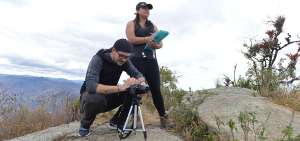 Paola Ca&ntilde;ar y Jos&eacute; Cajamarca, desde el mi&eacute;rcoles, realizan la observaci&oacute;n y el conteo de la especie en la comunidad de Poetate, ubicada en el sur de la provincia de Azuay. 