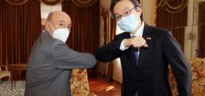 El canciller Luis Gallegos (izq.) y el embajador del Jap&oacute;n en Quito, Yuji Sudo, suscribieron el Canje de Notas Diplom&aacute;ticas.
