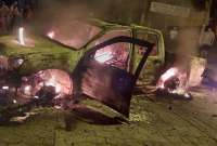 Manifestantes quemaron un patrullero y una UPC en el Puyo