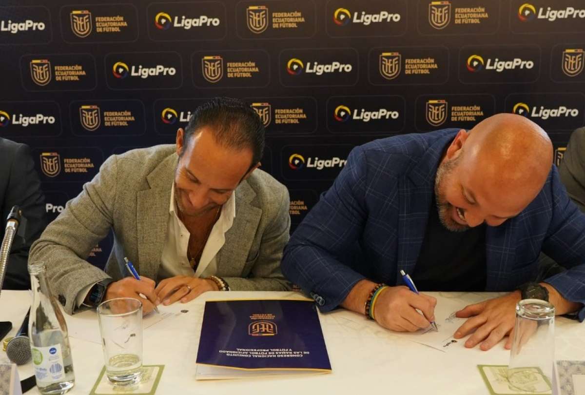 Francisco Egas (izq.) y Miguel Ángel Loor (der.) firmaron el convenio del VAR en el fútbol ecuatoriano.